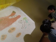 迷路遊びをしている子どもたちの写真