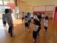 ダンスを踊っている子どもたちの写真