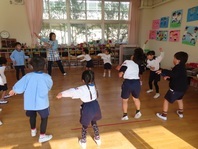 ダンスを踊っている子どもたちの写真