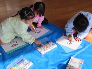 看板を作っている子どもたちの写真