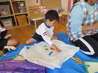 おばけの服を作っている子どもたちの写真