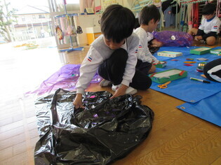 ドラキュラのマントを作っている子どもの写真