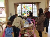 オープンスクールで遊んでいる子どもたちの写真