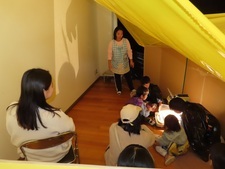 オープンスクールで遊んでいる子どもたちの写真