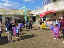 オープンスクールで遊んでいる子どもたちの写真