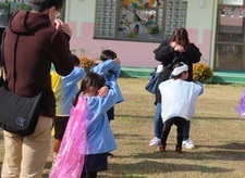 オープンスクールで遊んでいる子どもたちの写真