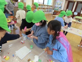 保育園の友達と遊んでいる子どもたちの写真