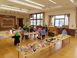 保育園の友達と遊んでいる子どもたちの写真