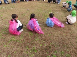 保育園の友達と遊んでいる子どもたちの写真