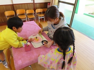 カフェごっこをして遊んでいる子どもたちの写真