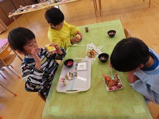 カフェごっこをして遊んでいる子どもたちの写真
