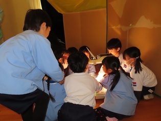 お話を創っている子どもたちの写真