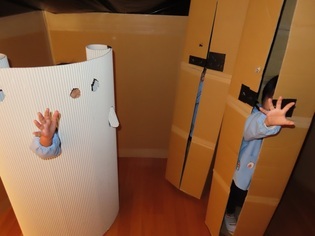 迷路で遊んでいる子どもたちの写真