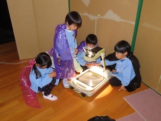 お話を創っている子どもたちの写真