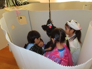 迷路で遊んでいる子どもたちの写真