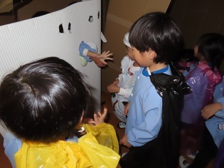 迷路で遊んでいる子どもたちの写真