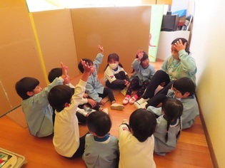 楽しかったことなどを伝え合っている子どもたちの写真