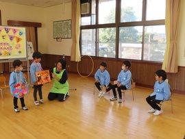 誕生会に参加している子どもたちの写真