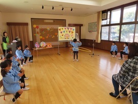 誕生会に参加している子どもたちの写真