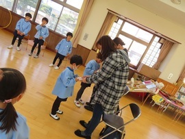 誕生会に参加している子どもたちの写真