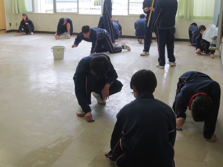教室床磨き