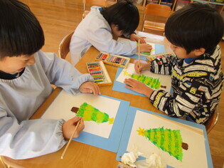 スクラッチでツリーを描いている子どもたちの写真