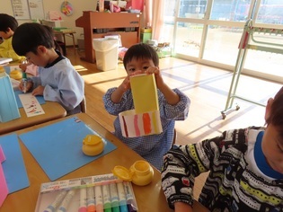 ブーツを作っている子どもたちの写真