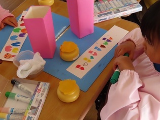 ブーツを作っている子どもたちの写真