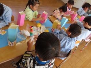 ブーツを作っている子どもたちの写真