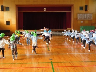 体操をしている子どもたちの写真