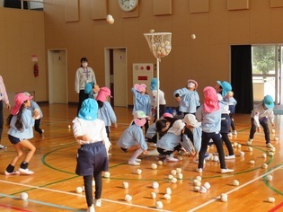 玉入れをしている子どもたちの写真