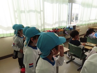 授業参観をしている子どもたちの写真