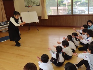 お話会に参加している子どもたちの写真