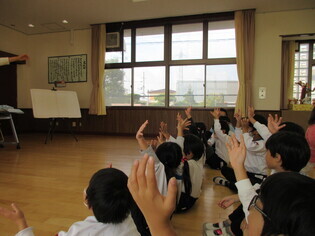お話会に参加している子どもたちの写真