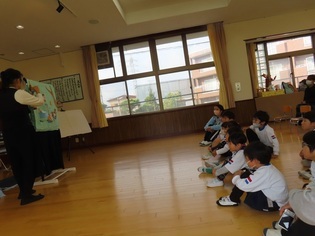お話会に参加している子どもたちの写真
