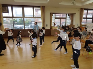 お話会に参加している子どもたちの写真