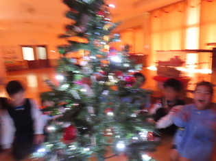 ツリーを見ている子どもたちの写真