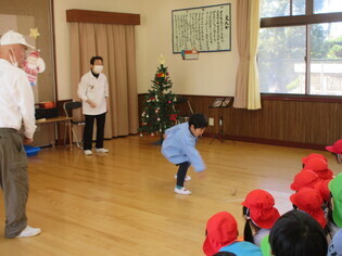 こま回しに挑戦している子どもの写真