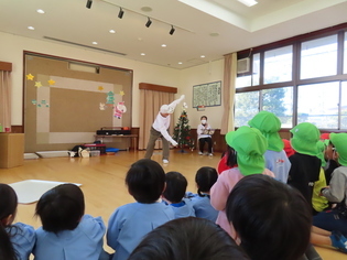 こま回しを見ている子どもたちの写真