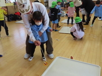 こま回しに挑戦している子どもたちの写真