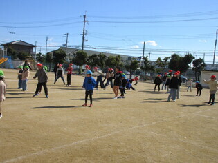 保育園の友達、5年生と遊んでいる子どもたちの写真
