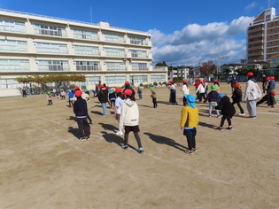 保育園の友達、5年生と遊んでいる子どもたちの写真