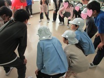 保育園の友達、5年生と遊んでいる子どもたちの写真