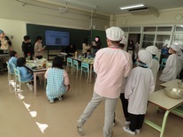 給食について教えてもらっている子どもたちの写真