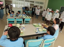 給食について教えてもらっている子どもたちの写真