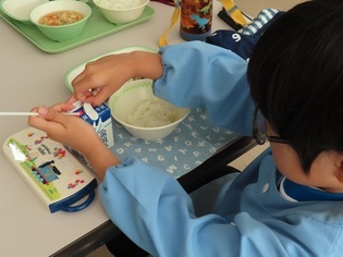 給食を食べている子どもの写真