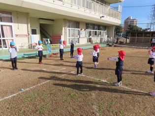 ジョギングをしている子どもたちの写真