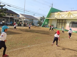 ジョギングをしている子どもたちの写真