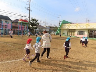 ジョギングをしている子どもたちの写真