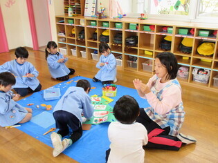 サンタさんへの手紙を作っている子どもたちの写真